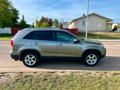 Urgent sale – ideally want to sell by Sunday 2011 Kia Sorento EX AWD | V6 | Panoramic Roof | Selling...