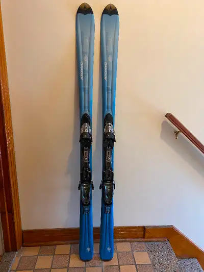 Atomic Downhill Skis 160 cm with Atomic Bindings Ski Alpin Atomic avec fixations Bindings Atomic DIN...