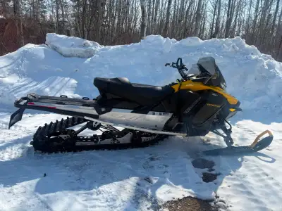 Skidoo expedition 600 154 inch track, Grab bar, belly pan, heavy bumper with hitch, mid windshield....
