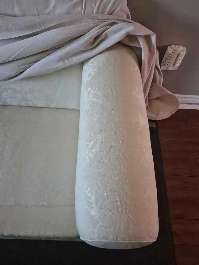 Beige Sofa in Couches & Futons in Napanee - Image 4