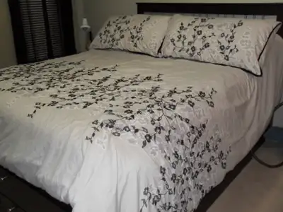 QUEEN BED SPREAD SET, View more