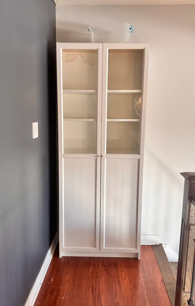 White Ikea Two Glass Door Bookshelf in Bookcases & Shelving Units in Oshawa / Durham Region - Image 3
