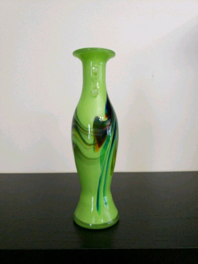 Green End of Day Swirl- Splatter Encased Art Glass Vase in Arts & Collectibles in Winnipeg - Image 2