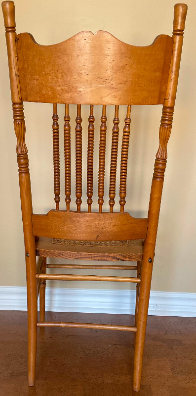 Vintage solid wood high back chair with inset cane seat dans Chaises, Fauteuils inclinables  à Ville de Montréal - Image 3