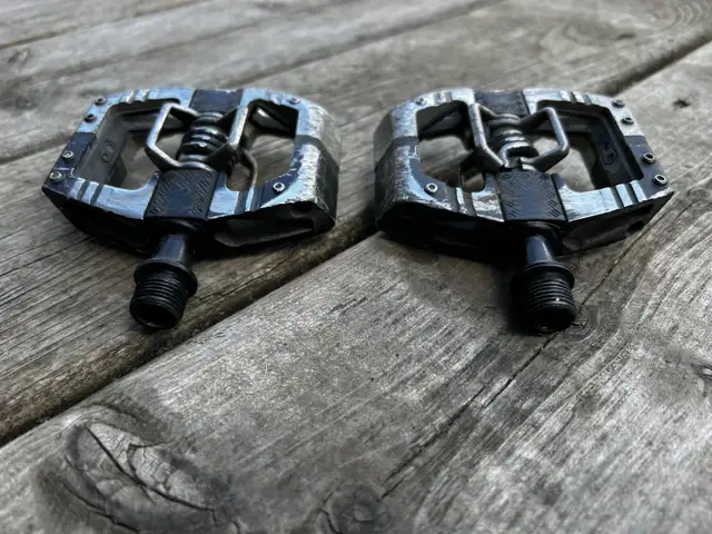 Crankbrothers Mallet E pedals (used) with new cleats/axles in Frames & Parts in Gatineau - Image 2