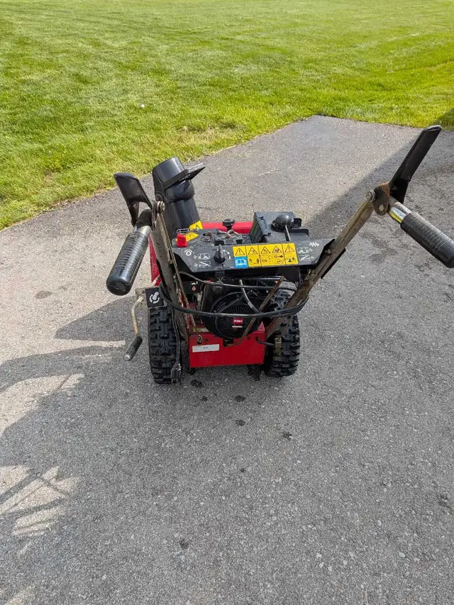 Toro 22", 6 Hp electric start snowblower in Snowblowers in Markham / York Region - Image 4
