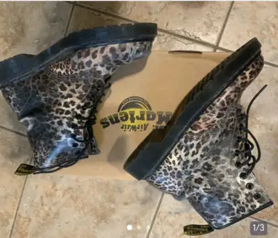 Bottes Dr Martens air wair pointures 7-8 150$, View more
