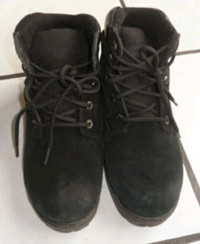 Boys winter boots, size 8