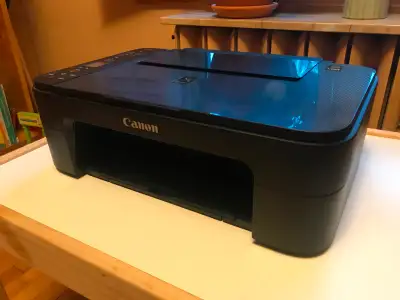 Très bon état. Excellent fonctionnement. Cable AC inclu Égratignure sur l’écran d’options. Ne nuit p...