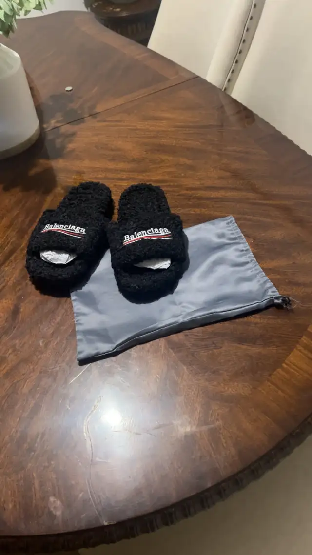 women’s and men’s slides  in Other in City of Montréal - Image 4