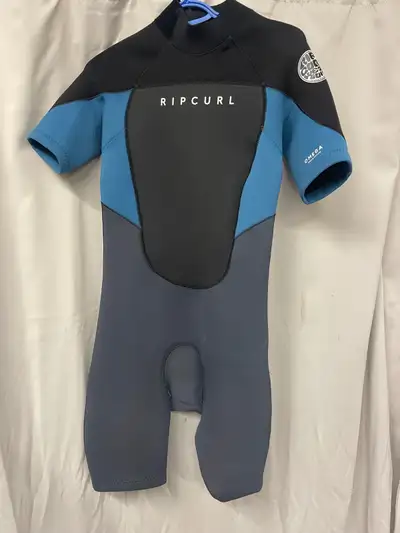 Selling a USED Ripcurl Springsuit. 2mm. This wetsuit is in used condition - 7.0/10 Still works great...