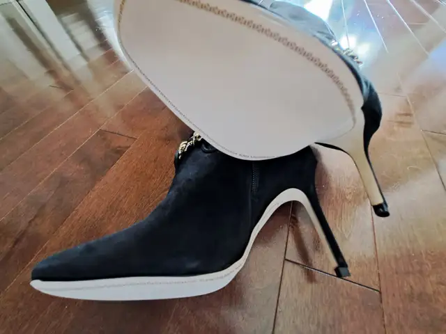 BOTTES CHICS EN SUÈDE NOIR in Women's - Shoes in Laval / North Shore - Image 3