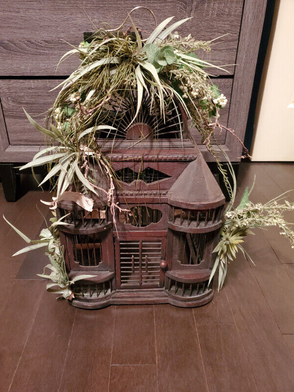 Wooden Bird Cage used like new/cage à oiseau en bois comme neuf dans Accessoires  à Ouest de l’Île