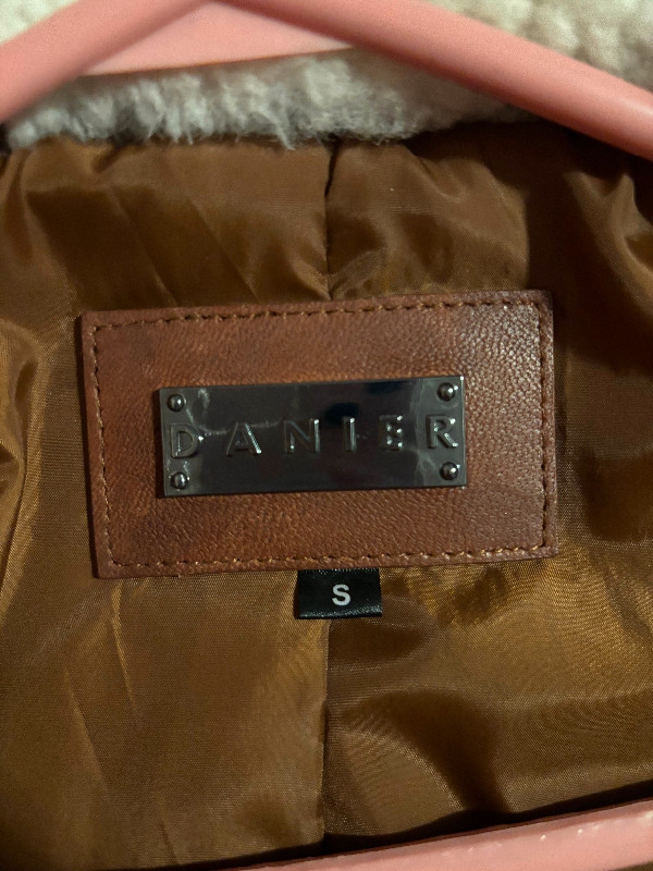 Danier leather jacket in Women's - Tops & Outerwear in Mississauga / Peel Region - Image 4
