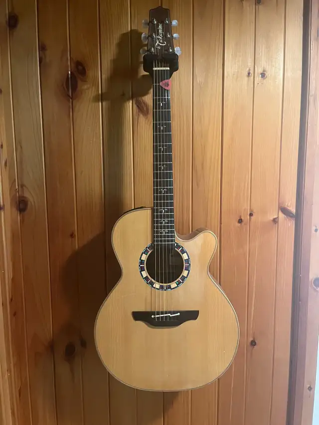 Takamine EAC48C Santa Fe – ÉTAT NEUF – Japon – Étui rigide in Guitars in City of Montréal - Image 2