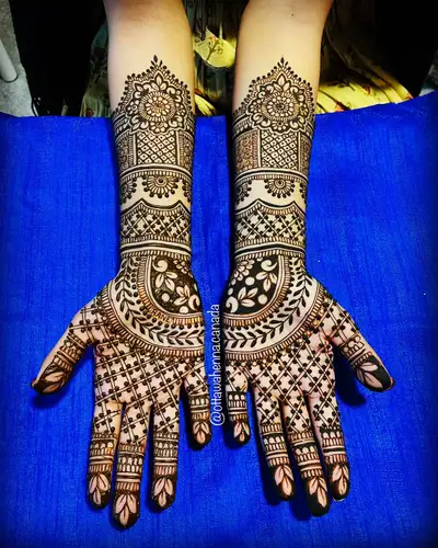 Bridal henna artist 