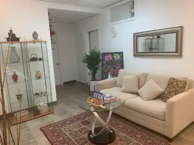 Yulu Massage – Massage & Bien-être Notre clinique vous offre un environnement élégant, propre et con...