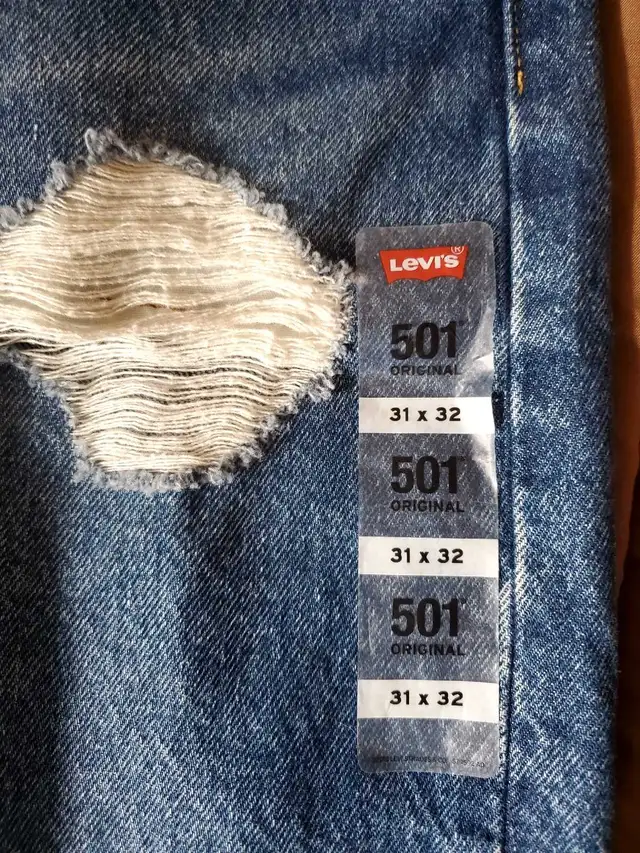 2 women levis jeans in Women's - Bottoms in Mississauga / Peel Region - Image 9