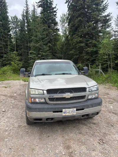 2003 2500 Chevy ext cab long box 5 speed standard needs clutch soon runs and drive nice not the pret...