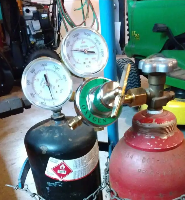 OXY-ACETYLENE HEATING WELDING CUTTING TORCH in Other in Belleville - Image 5
