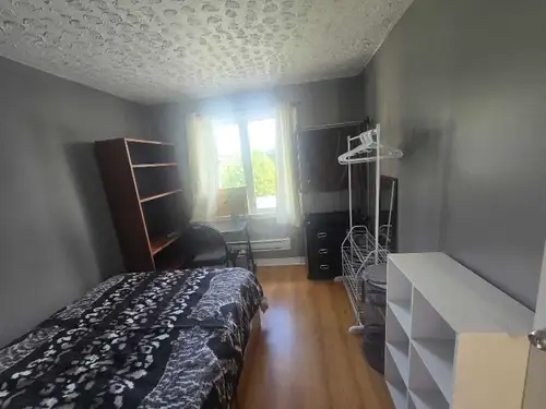 cohabitation de 4 chambres d'etudiant , 2 salon,1 cuisine, 2 salle de bain.Salle de jeux, gym a l'ar...
