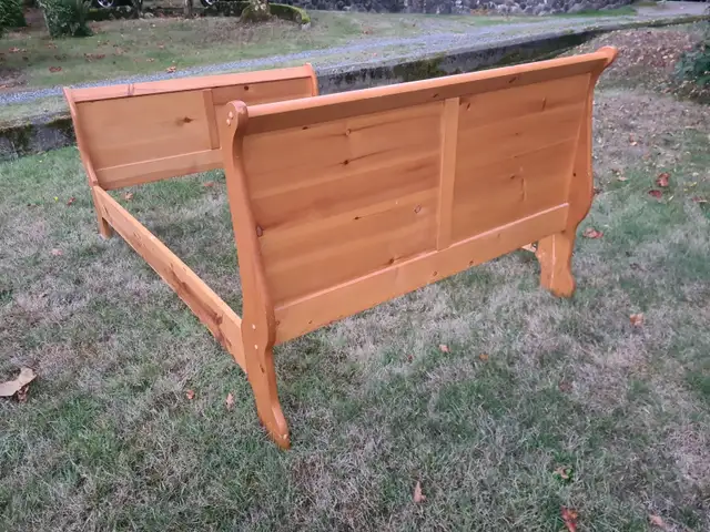 Wooden Queen Size Sleigh Bed in Beds & Mattresses in Cowichan Valley / Duncan - Image 8