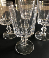 4 verres en Crystal Vintage (5oz) en parfaite état. 20$ le lot 