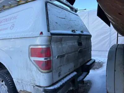 F150 blanc 2011 avec boîte fibre prêt pour le travail viens avec 4 pneus clouter sur roues et 4 pneu...
