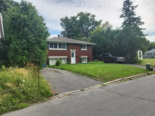 Male tenant with room available in 3 bedroom apartment. Shared kitchen and shared bathroom. Large li...