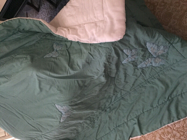 Double size bedspread/comforter in Bedding in Brantford - Image 3