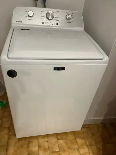 2 ans. Très propre. Chargement par le Haut, capacité 4.5 pi cu, cube en stainless. Dimensions: 27 po...