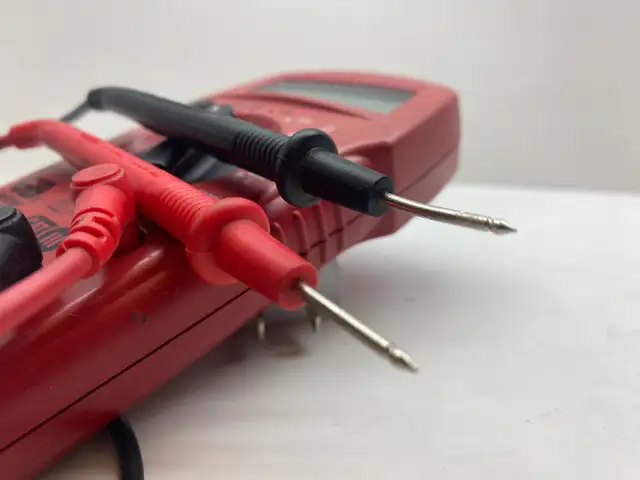 Gardner Bender GDT-311 Digital Multimeter in Hand Tools in Windsor Region - Image 4