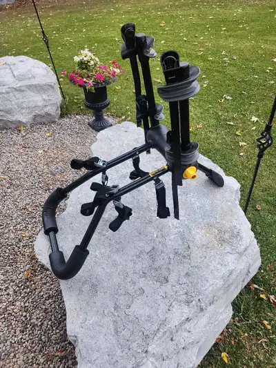 LIKE NEW SARIS BIKE RACK HOLDS 2 BICYCLES UNIVERSAL TO FIT MOST VEHICLES COLLAPSES TO A FLAT POSITIO...