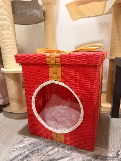 This is a pet bed in the shape of a gift box. It is good for cats and dogs. Barely use has always ha...