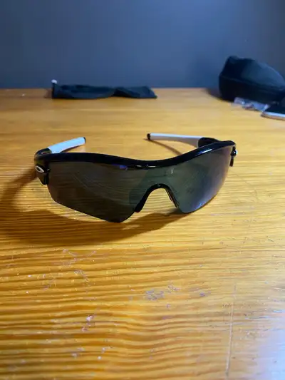 Oakley Radar sunglasses Very good condition Includes hard case, bag, extra nose piece