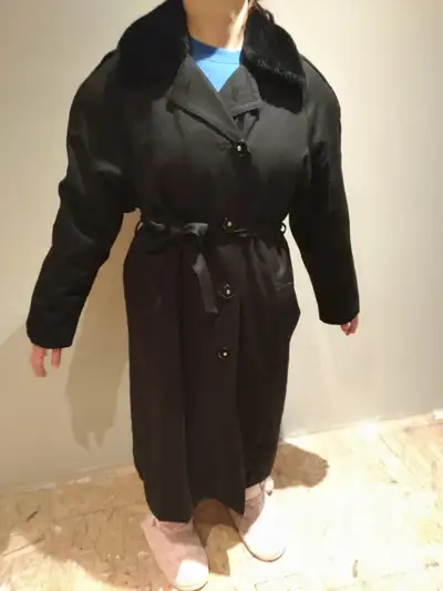 Really nice ladies overcoat. (might be wool) silk lined, artificial fur collar. in New condition. si...