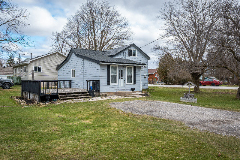 Cute house on large lot (and detached garage) in Allenford! in Houses for Sale in Owen Sound