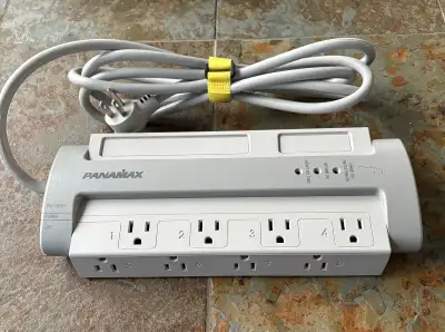 Modèle : Panamax M8-EX, à 8 prises CA avec espacement adéquat pour connecteurs de plus gros calibre...