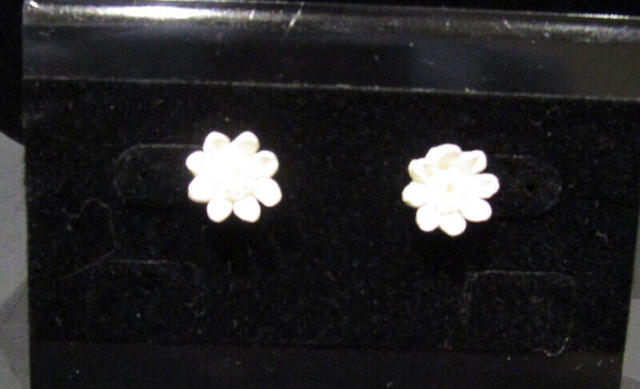 VINTAGE 4 PIECE SET OF CARVED FLORAL CORAL JEWELLERY in Arts & Collectibles in Hamilton - Image 4