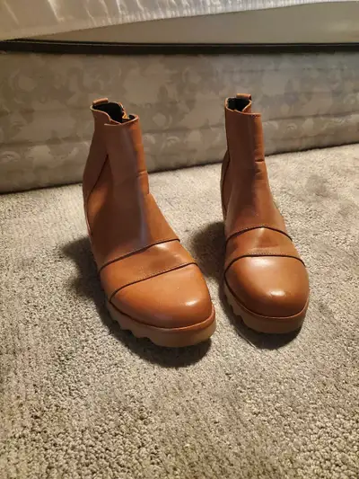 Only worn once, size 9 Caramel brown not brown. Asking for 20
