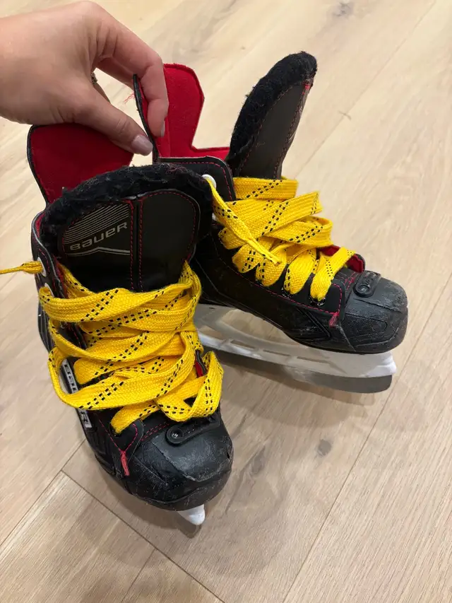 Bauer Youth 10 Y10 hockey skates in Skates & Blades in Oakville / Halton Region - Image 4