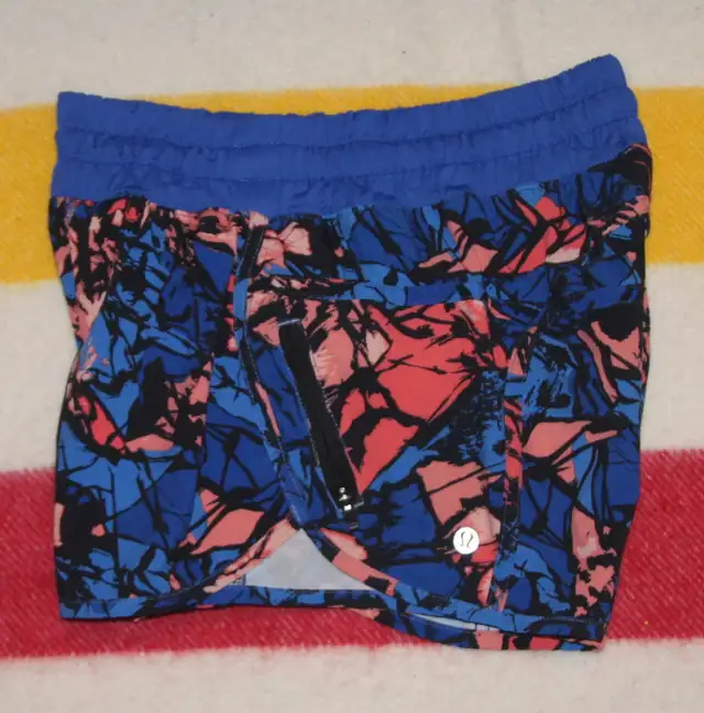 LULULEMON TRACKER SHORT IV PAINT STORM HARBOR BLUE MULTI BLACK 4 in Multi-item in City of Toronto - Image 10