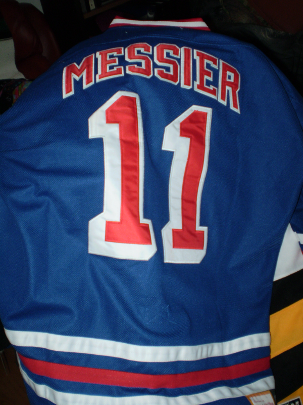 PLUSIEURS  CHANDAILS DE COLLECTIONNEUR LNH NEUFS in Hockey in Drummondville - Image 10