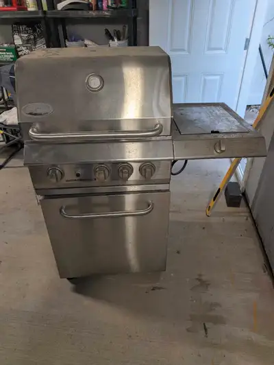 Free natural gas bbq. Missing side shelf. It works though. Free to anyone who comes and gets it