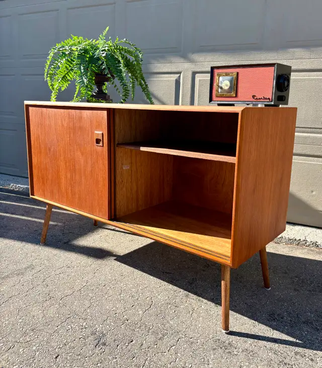 Teak Vintage Mid Century Modern Sideboard / Entertainment Unit in Hutches & Display Cabinets in Oshawa / Durham Region - Image 7