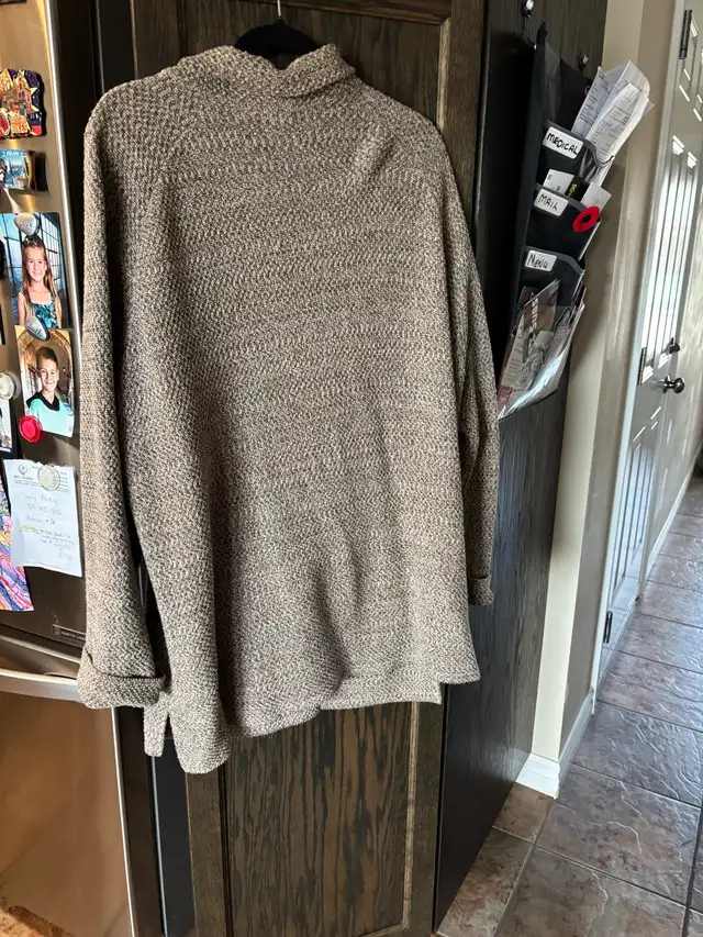 Ladies sweater in Women's - Tops & Outerwear in Kitchener / Waterloo - Image 3