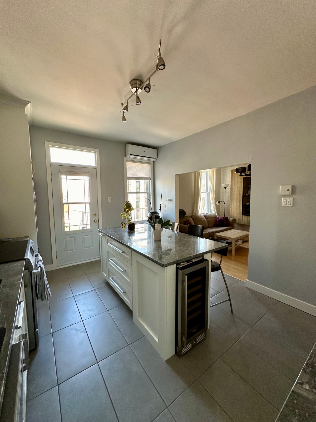 4 1/2 Hochelaga près métros Joliette/Pie-IX — photo 2