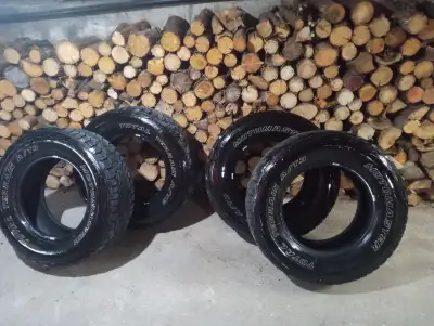 Pneus All Terrain AT/3 en bon état ! 2 sont à 4mm et les 2 autres à 6mm 265/70/17 260$ pour les 4 ,...