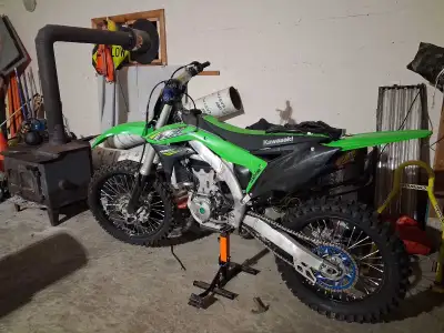 Lots of goodies. New tires new, FMF pipe 4500 OBO Willing to trade for a newer 250cc Msg for more in...