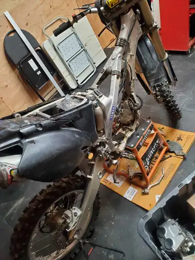 Parting out a 2006 yz250f. Rod bearing seized on crankshaft. Engine parts: Crankcases, no damage, be...